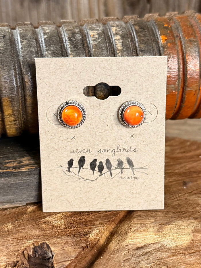 Round orange spiny oyster stud earrings with silver-tone scalloped bezel, pair on jewelry card