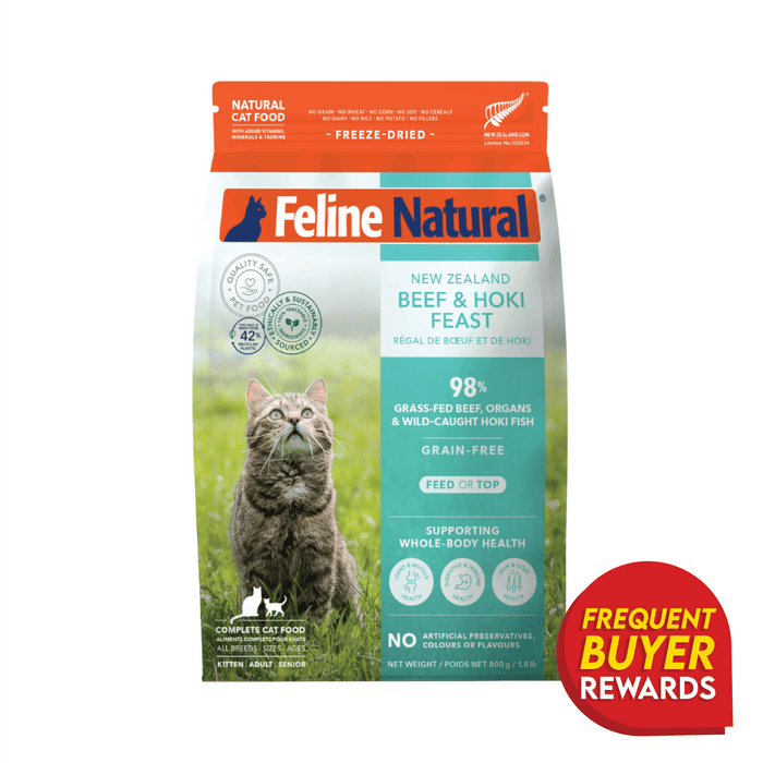 Feline Natural Freeze-Dried Beef and Hoki Feast 800g pouch featuring a tabby cat; highlights include 98% beef and hoki, grain-free, New Zealand-sourced ingredients, suitable for all cats.