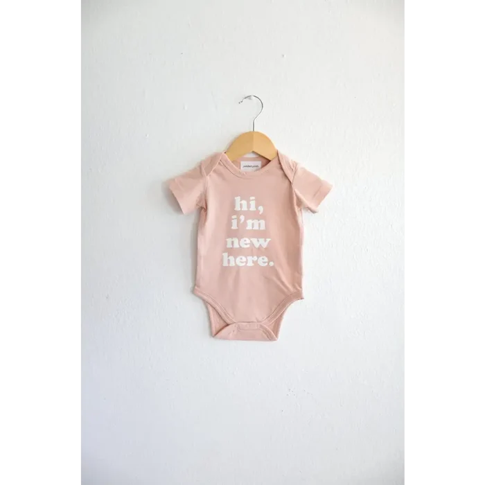 "Hi, I'm New Here" Organic Cotton Baby Bodysuit (Rose)
