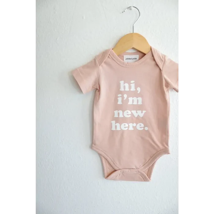 "Hi, I'm New Here" Organic Cotton Baby Bodysuit (Rose)
