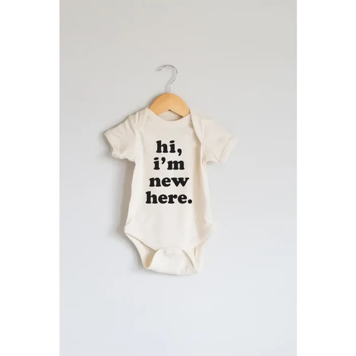 "Hi, I'm New Here" Organic Cotton Baby Bodysuit